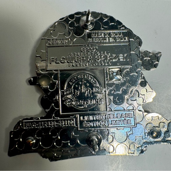 This limited release pin features Alice in Wonderland topiary Epcot - Picture 5 of 9